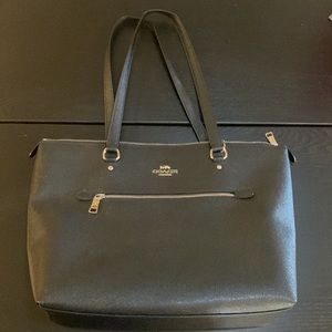 Black leather Coach purse Great condition.
